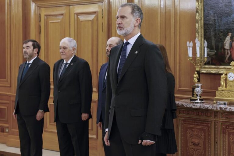 Los ministros prometen sus cargos ante el rey