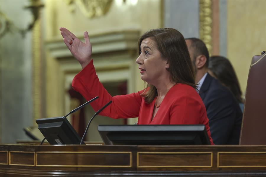 La presidenta del Congreso de los Diputados, Francina Armengol, durante el primer día del debate de investidura del presidente del Gobierno en funciones, Pedro Sánchez, este miércoles en Madrid. EFE/ Kiko Huesca
