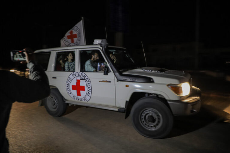 El Ejército israelí confirma la liberación de 14 rehenes israelíes y tres extranjeros