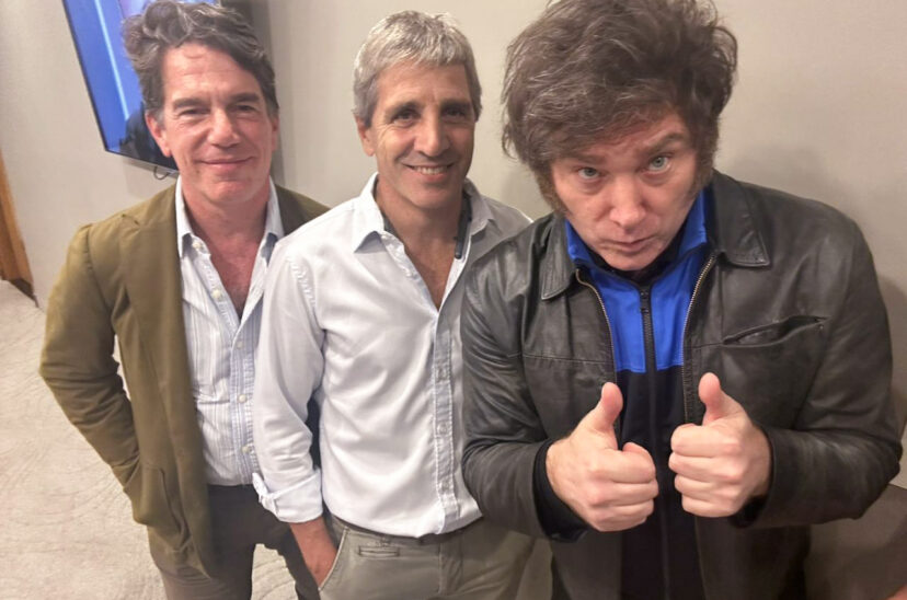 (De derecha a izquierda), Javier Milei, Luis 'Toto' Caputo, futuro ministro de Economía, y Nicolás Possé, futuro Jefe de Gabinete del Presidente, durante un reciente viaje a Estado Unidos. FOTO: Diario Con Vos
