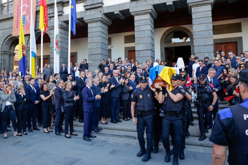 Emotiva cortejo fúnebre para despedir a Jerónimo Saavedra