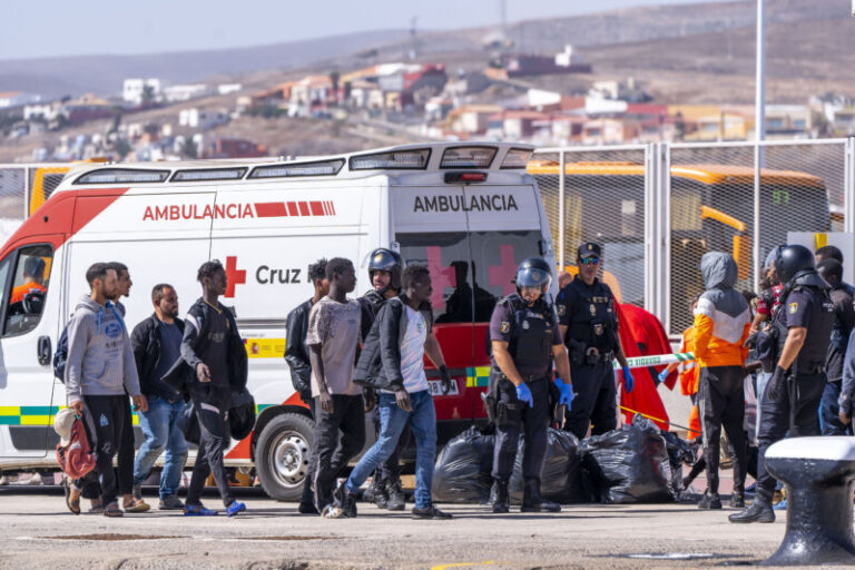 Rescatan una neumática con 59 migrantes en aguas próximas a Fuerteventura