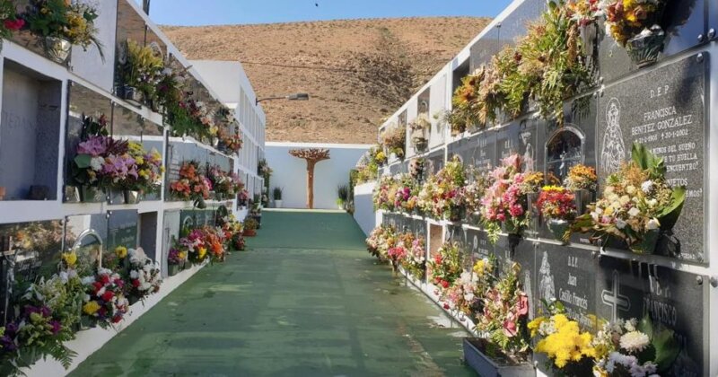 Los canarios honran a sus seres queridos. Cementerio de Pájara, en Fuerteventura.