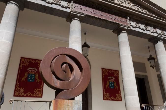 El Parlamento suspende el pleno en señal de luto por la muerte de Saavedra