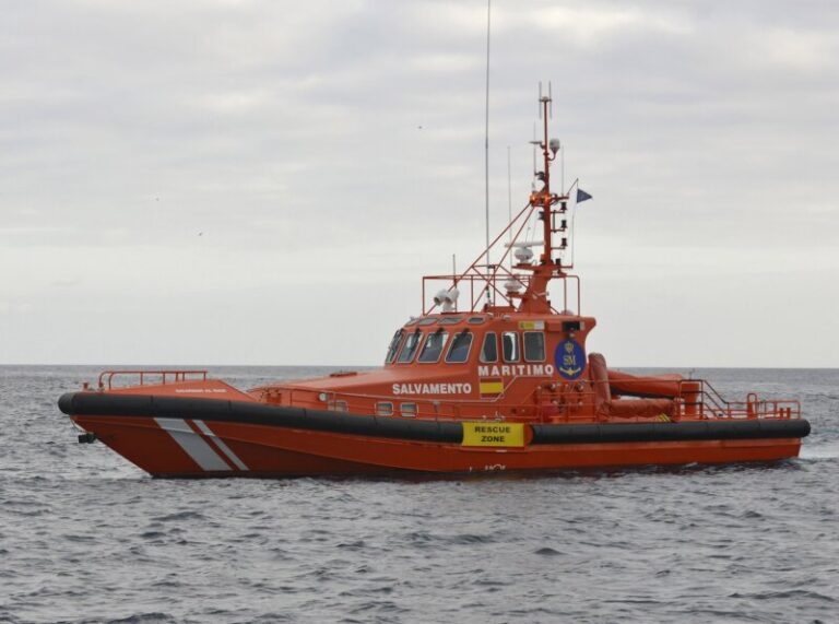 Salvamento Marítimo rescata una embarcación neumática con 55 migrantes a Lanzarote
