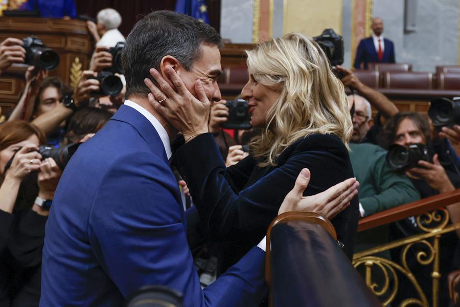 La líder de Sumar Yolanda Díaz (d) felicita al presidente del Gobierno en funciones, Pedro Sánchez (i), al término de la segunda jornada del debate de investidura, este jueves en el Congreso de los Diputados en Madrid. Sánchez ha sido reelegido tras ser votado por 179 diputados tras pactar diferentes acuerdos con sus socios parlamentarios y una ley de amnistía para los encausados del 'procès'. EFE/ Juan Carlos Hidalgo