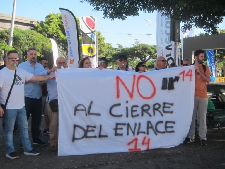 Vecinos de Guamasa protestan contra el cierre del enlace de la TF-5