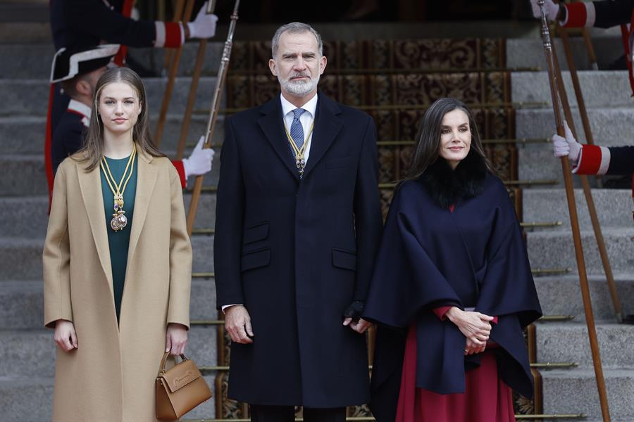 Reyes y Princesa Leonor a las puertas del Congreso. Efe