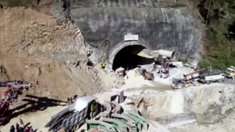 Captan las primeras imágenes de 41 trabajadores atrapados desde hace 10 días en un túnel en India