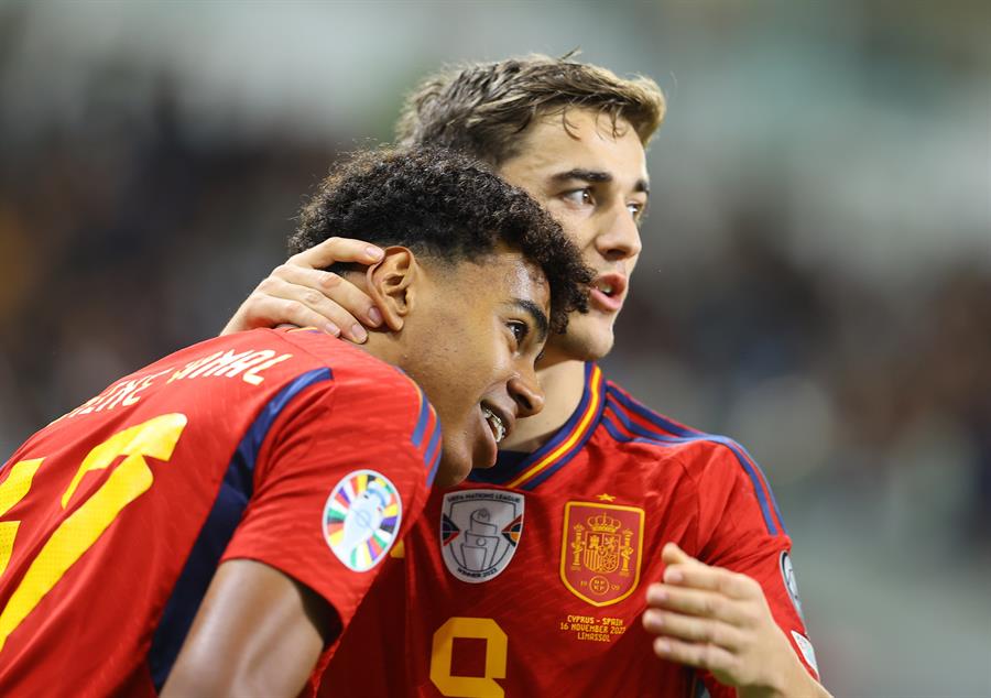 Lamine Yamal celebra el primer gol del partido con Gavi. Imagen EFE
