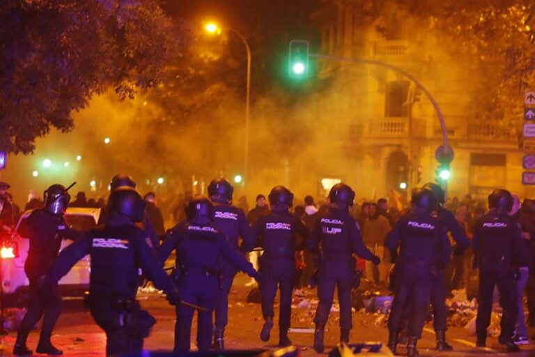 El Gobierno pide al PP que condene los actos violentos en la sede del PSOE