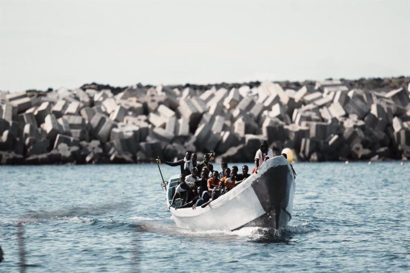 Decenas de migrantes a su llegada al puerto de La Restinga el pasado mes de octubre. Imagen Europa Press