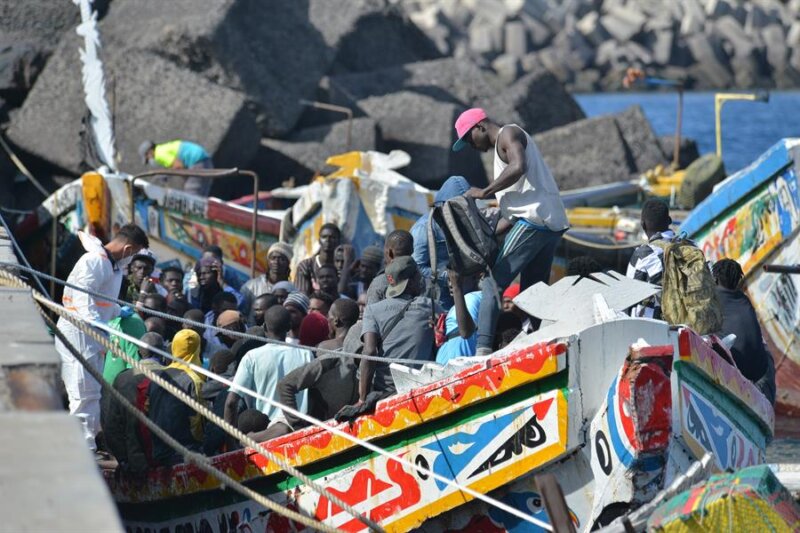 31/10/2023.- El buque de la Guardia Civil Río Tajo ha auxiliado este martes a un cayuco con 172 personas en aguas cercanas a El Hierro y lo ha escoltada hasta su llegada al muelle de La Restinga. EFE/ Gelmert Finol