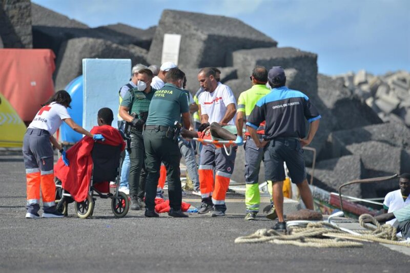 Imagen de archivo atención en el muelle de La Restinga en El Hierro a personas que llegaron en cayuco / EFE / Gelmert Finol