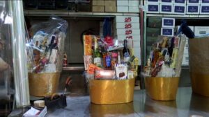 Las empresas mantienen las cestas navideñas, pero optan por opciones más económicas