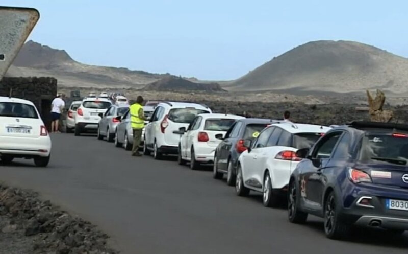Colas de coches a la entrada del Parque Nacional de Timanfaya / RTVC