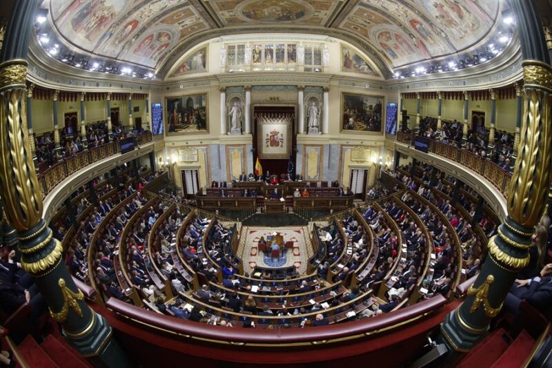 Vista del hemiciclo mientras el presidente del Gobierno en funciones, Pedro Sánchez (c, al fondo), se dirige a la Cámara en el primer día de su debate de investidura para exponer su nuevo programa de Gobierno y pedir la confianza a la Cámara para revalidar su mandato en la Moncloa, este miércoles, en el Congreso de los Diputados. EFE/Mariscal