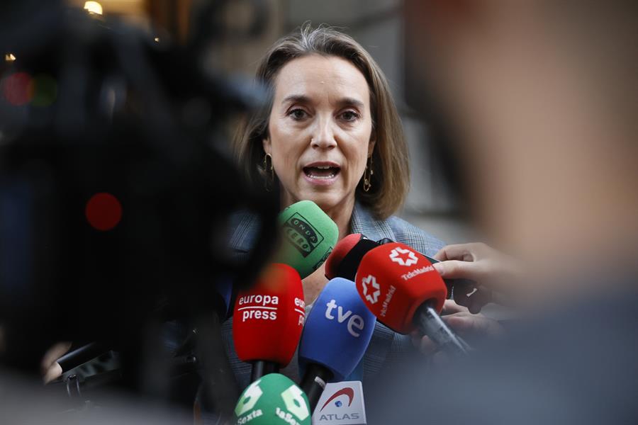 La portavoz parlamentaria del PP, Cuca Gamarra, en declaraciones ante el Congreso, donde se celebra el primer día del debate de investidura del líder del PSOE, Pedro Sánchez, que expone su nuevo programa de Gobierno y pide la confianza a la Cámara para revalidar su mandato en la Moncloa, este miércoles en Madrid. EFE/ Mariscal