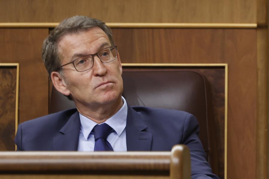 El líder del PP, Alberto Núñez Feijóo, en su escaño del Congreso, donde se celebra el primer día del debate de investidura en el que el secretario general del PSOE y presidente del Gobierno en funciones, Pedro Sánchez, expone su nuevo programa de Gobierno y pide la confianza a la Cámara para revalidar su mandato en la Moncloa, este miércoles en Madrid. EFE/Javier Lizon