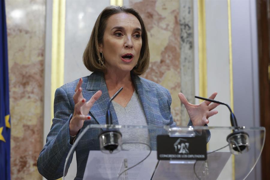 La portavoz popular, Cuca Gamarra, hace una declaración a la prensa tras la intervención del líder socialista Pedro Sánchez ante la Cámara en el primer día de su debate de investidura para exponer su nuevo programa de Gobierno y pedir la confianza a la Cámara para revalidar su mandato en la Moncloa, este miércoles. EFE/Juan Carlos Hidalgo