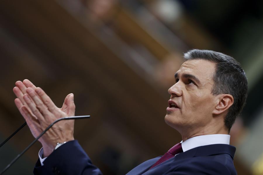 El presidente del Gobierno en funciones, Pedro Sánchez, se dirige a la Cámara en el primer día de su debate de investidura para exponer su nuevo programa de Gobierno y pedir la confianza a la Cámara para revalidar su mandato en la Moncloa, este miércoles, en Madrid. EFE/Javier Lizón