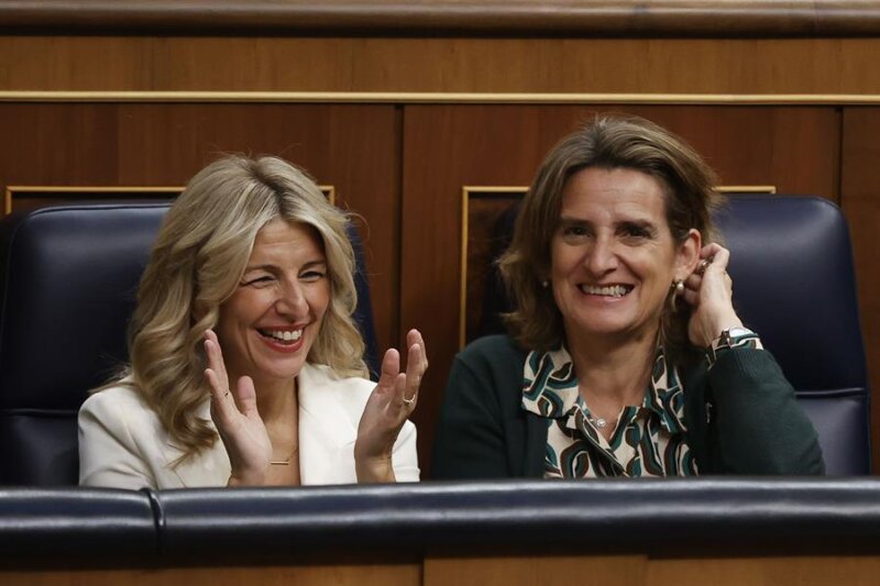 La líder de Sumar, vicepresidenta del Ejecutivo y ministra de Trabajo en funciones, Yolanda Díaz, aplaude en su escaño del Congreso, donde se celebra el primer día del debate de investidura en el que el secretario general del PSOE y presidente del Gobierno en funciones, Pedro Sánchez, expone su nuevo programa de Gobierno y pide la confianza a la Cámara para revalidar su mandato en la Moncloa, este miércoles en Madrid. Junto a ella, la ministra en funciones Teresa Ribera. EFE/ Javier Lizon