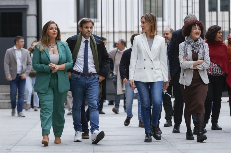 Los diputados de Sumar Jaume Asens (2i) y Aina Vidal (d) a su llegada al Congreso de los Diputados antes de la celebración del primer día del debate de investidura del líder del PSOE, Pedro Sánchez, que expondrá su nuevo programa de Gobierno y pedirá la confianza a la Cámara para revalidar su mandato en la Moncloa, este miércoles, en Madrid. EFE/Mariscal