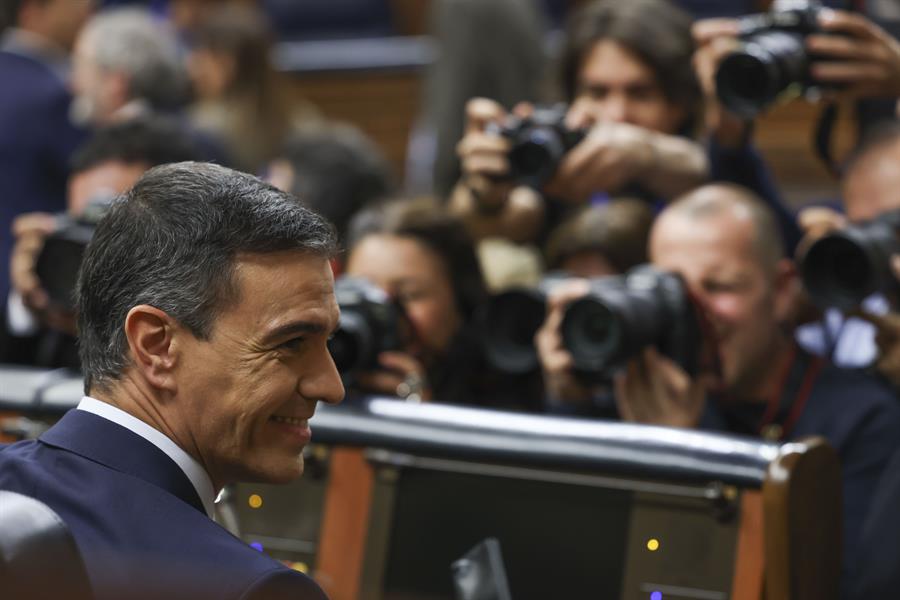 El presidente del Gobierno en funciones y secretario general del PSOE, Pedro Sánchez, al inicio de la sesión de la tarde del debate de su investidura, este miércoles, en el Congreso, en Madrid. EFE/Kiko Huesca