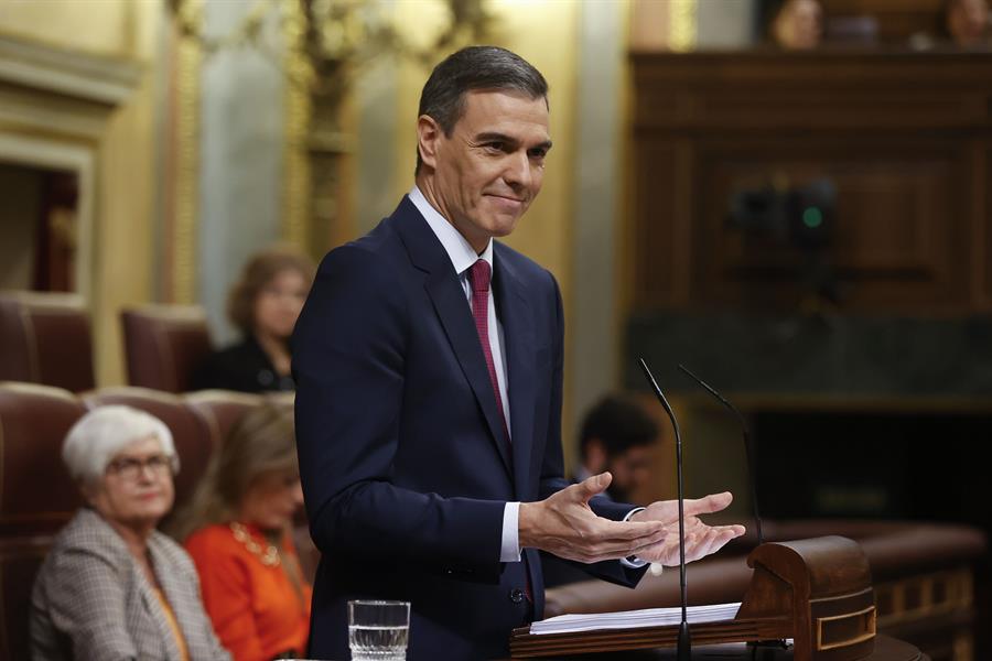 El presidente del Gobierno en funciones, Pedro Sánchez, comienza su intervención en el primer día del debate de investidura en el que pone su nuevo programa de Gobierno y pide la confianza a la Cámara para revalidar su mandato en la Moncloa, este miércoles en Madrid. EFE/ Juan Carlos Hidalgo