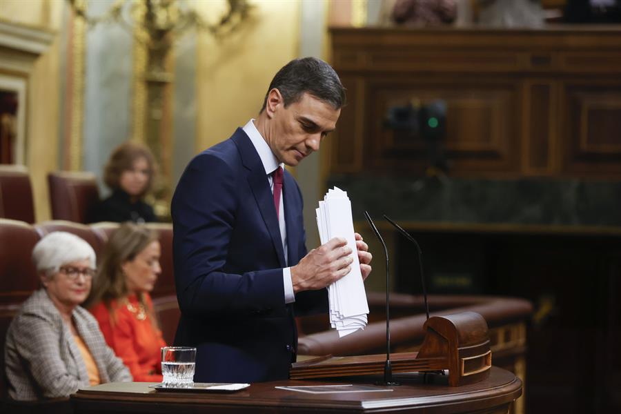 El presidente del Gobierno en funciones, Pedro Sánchez, pronuncia su discurso de investidura en el primer día del debate de investidura en el que pone su nuevo programa de Gobierno y pide la confianza a la Cámara para revalidar su mandato en la Moncloa, este miércoles en Madrid. EFE/ Juan Carlos Hidalgo