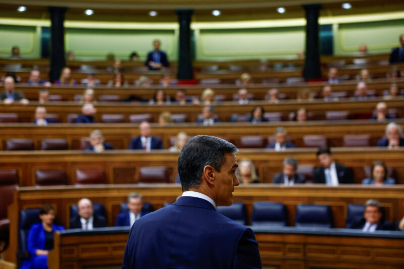 Pedro Sánchez frente al hemiciclo en el Debate de Investidura de su candidatura como presidente del Gobierno / Reuters