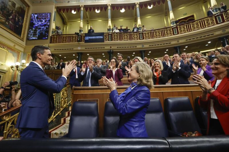El secretario general del PSOE, Pedro Sánchez, aplaudido a su llegada al hemiciclo del Congreso para asistir a la segunda jornada de la investidura este jueves en Madrid. Sánchez, previsiblemente, logrará ser reelegido presidente del Gobierno tras superar la investidura con el apoyo de 179 diputados. EFE/ Juan Carlos Hidalgo