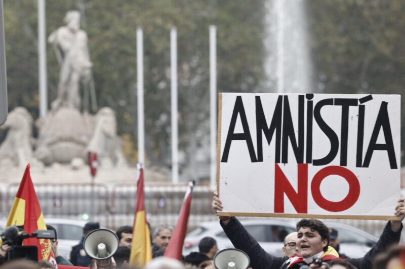 Concentración en contra del presidente del gobierno en funciones y líder del PSOE, Pedro Sánchez y contra la amnistía a los líderes del "procés" en los alrededores del Congreso de los Diputados durante la segunda jornada del debate de investidura Sánchez este jueves, en Madrid. EFE/Sergio Pérez