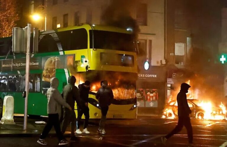 Noche de disturbios en Dublín tras el apuñalamiento de cuatro personas, tres menores