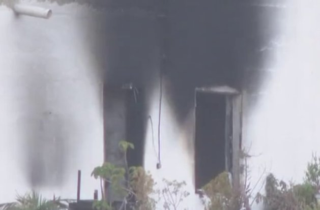 Una mujer está en coma en Tenerife después de que su pareja incendiara su casa con su hijo de 4 años dentro