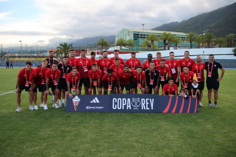 El CD Mensajero antes del inicio del encuentro de Copa del Rey / CD Mensajero