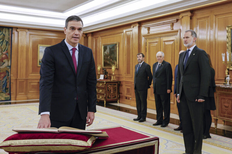 MADRID, 17/11/2023.- Pedro Sánchez (i) promete su cargo de presidente del Gobierno ante el rey Felipe VI (d) y un ejemplar de la Constitución, este viernes en el Salón de Audiencias del Palacio de la Zarzuela en Madrid. EFE/ Ballesteros