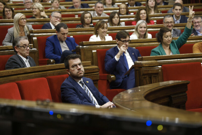 El PSC ganaría las elecciones y podría superar los 40 escaños, seguido de ERC y JxCat