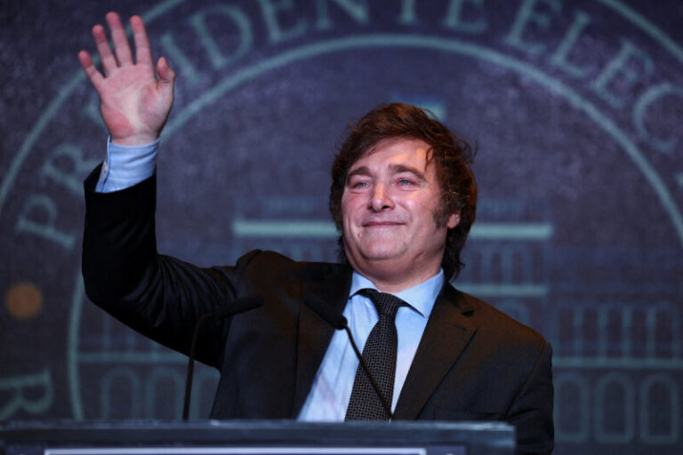 El Gobierno argentino anuncia el fin del gasto en obras públicas y la devaluación del peso un 50%