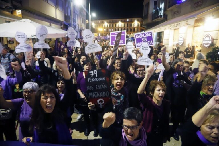 Canarias tiñe este martes sus calles de morado contra la violencia de género