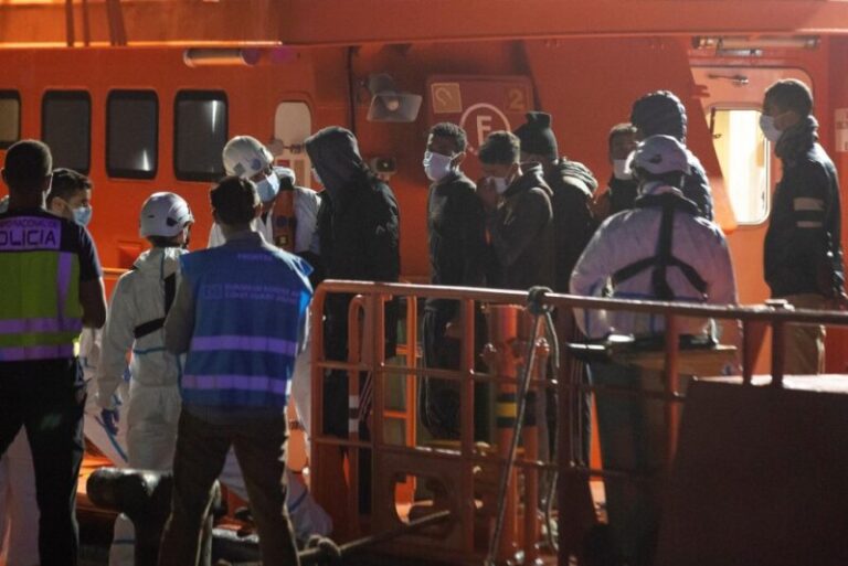 Rescatan a 325 migrantes en cinco embarcaciones