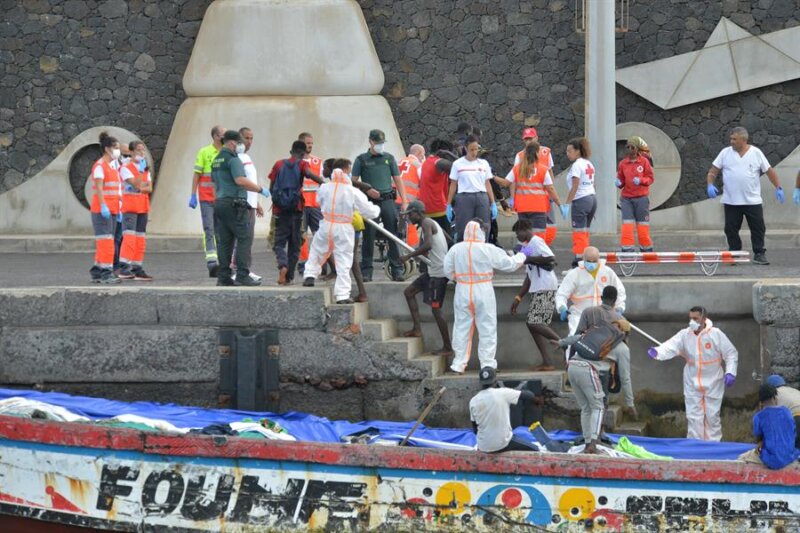 Enterrado el migrante fallecido en El Hierro. En la imagen, un cayuco a su llegada al puerto de La Restinga. EFE