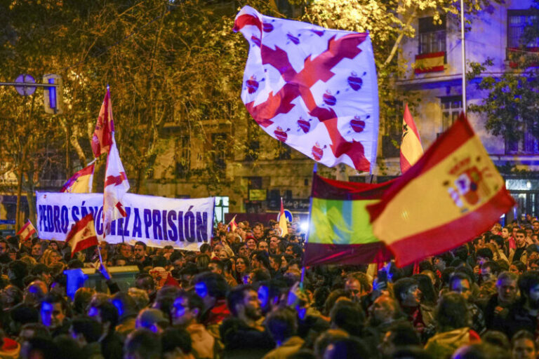 Centenares de manifestantes se concentran una noche más en la calle Ferraz