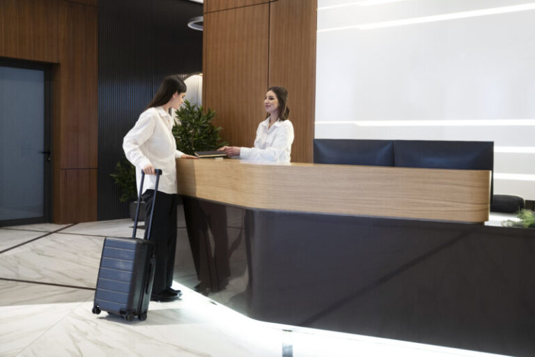 El empleo del sector turístico en Canarias sube un 5,9% en verano