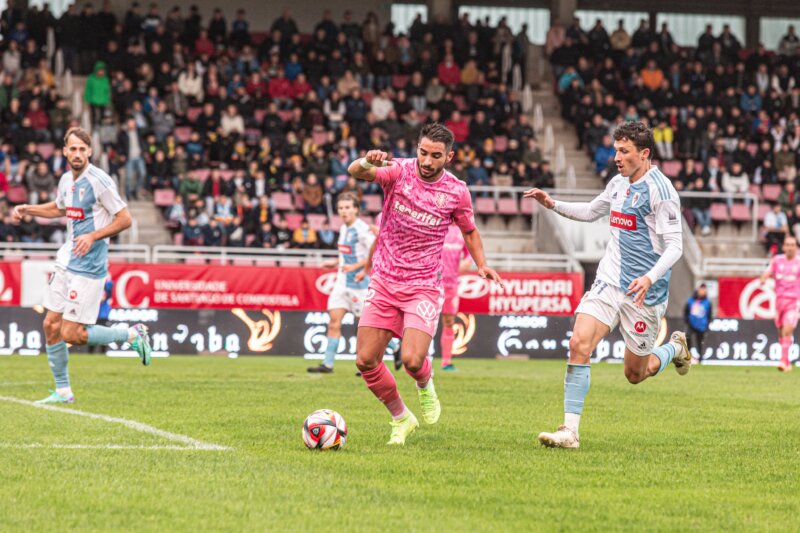 Mellot, jugador del CD Tenerife, en la imagen del encuentro que enfrentó a los blanquiazules con la SD Compostela / CD Tenerife