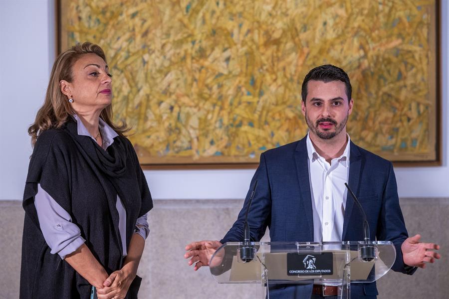 MADRID, 10/11/2023.- El secretario de Organización de Coalición Canaria (CC), David Toledo, y la diputada de CC Cristina Valido ofrecen una rueda de prensa después de firmar el pacto del gobierno con el PSOE para lograr la investidura para un segundo mandato del presidente del gobierno en funciones, Pedro Sánchez. EFE/ Fernando Villar