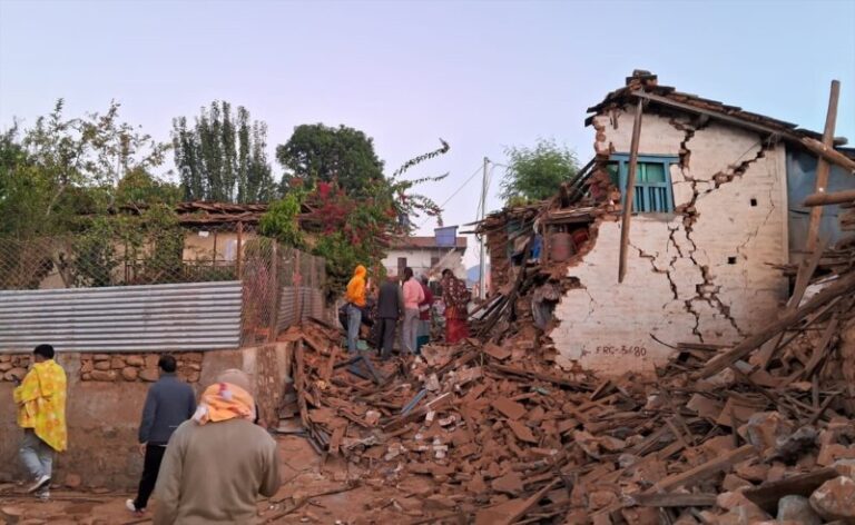 Más de 130 fallecidos en un terremoto en Nepal
