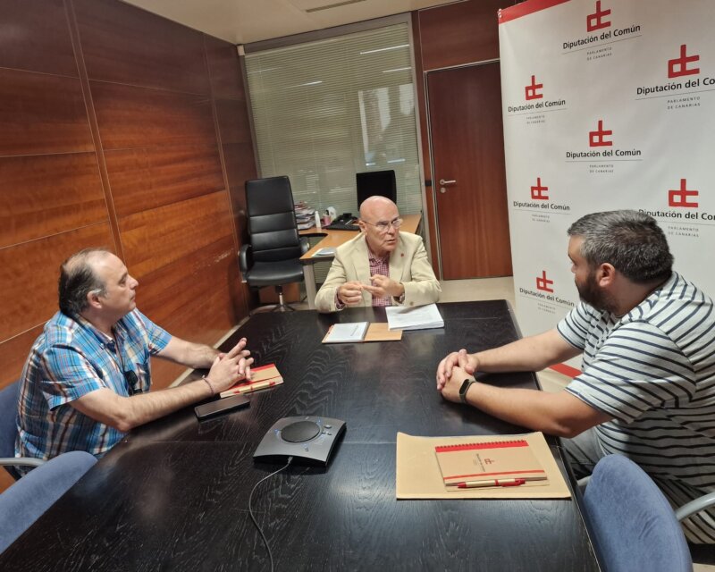 Vecinos de Guamasa se reúnen con el diputado del común, Rafael Yanes / Diputado del Común