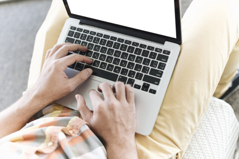 La mitad de los jóvenes que consume porno admite que ve demasiado y no puede reducirlo