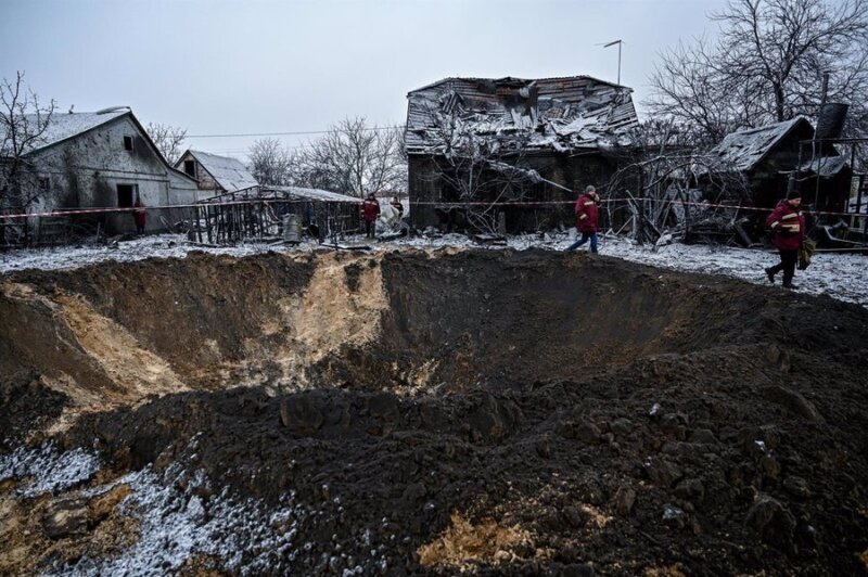 Un cráter visto cerca de una casa dañada como resultado de la explosión de un ataque con misiles por parte del Ejército ruso en Kiev - Sergei Chuzavkov/SOPA Images via / DPA
